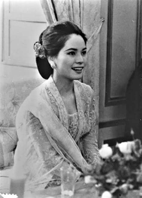 ratna sari dewi sukarno - Google Search | Kebaya, Indonesian women, Indonesian kebaya