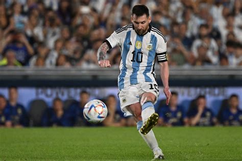 Messi 800 gols: em jogo da Argentina, atacante atinge marca histórica ...