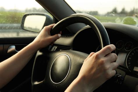 How to put properly your hands on the steering wheel of the car ...