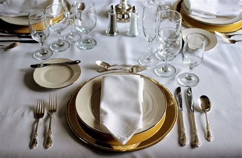 Which hand holds the fork!? Dining Etiquette in our 20’s – Nineties In Their Twenties