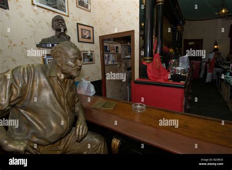 Statue of Ernest Hemingway at La Floridita bar, Havana, Cuba Stock Photo - Alamy