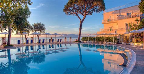 Discover Grand Hotel Riviera's pool and book in Sorrento