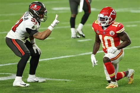 Bucs' Antoine Winfield Jr. Trolled Tyreek Hill With Peace Sign During ...