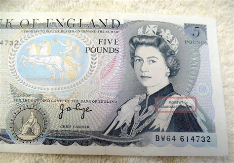 British Five Pounds Paper Currency Note Duke Of Wellington Signed Page 1