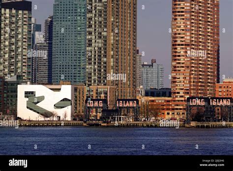 Long Island City Queens waterfront in NYC Stock Photo - Alamy