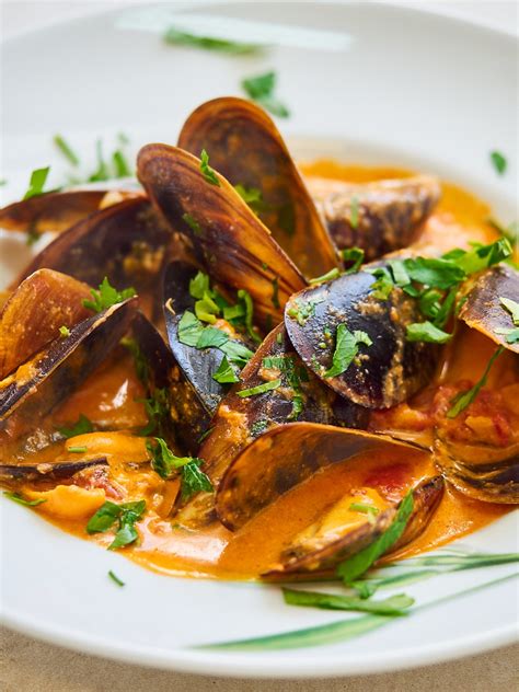 Mussels In Creamy & Spicy Tomato Sauce Recipe - Delice Recipes