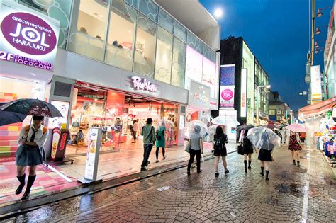 Rainy night tonight on Takeshita Dori in Harajuku.... | Tokyo Fashion