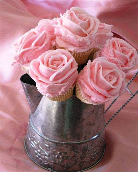 Do It Yourself Weddings: DIY Rose Frosted Mini-Cupcake Centerpieces