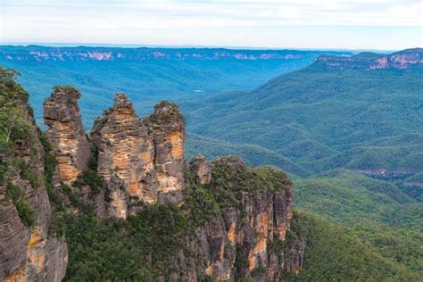 Three Sisters, Great Dividing Range, Blue Mountains National Park, Rocky Creek Canyon in Ne ...