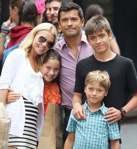 Cute Family Time: Kelly Ripa Family Portrait | Celeb Baby Laundry