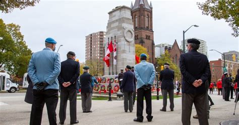 London, Ont. Remembrance Day ceremony draws large crowd - London | Globalnews.ca