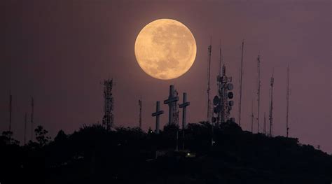 Images of the Harvest Moon From Around the World Photos - ABC News