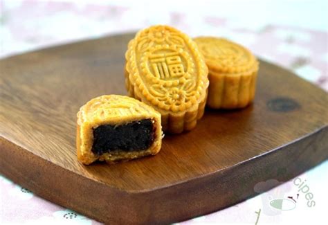 Red Bean Paste Mooncake ~ 红豆蓉月饼 (2016)