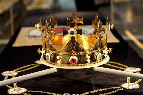 Crown Symbolism (7 Top Meanings)