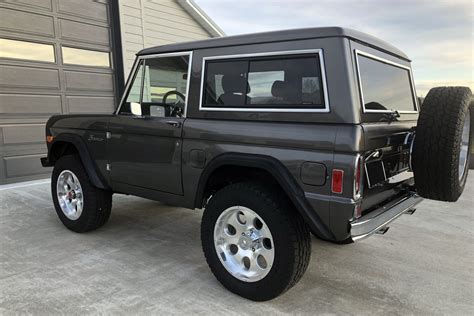 1977 FORD BRONCO CUSTOM SUV - Rear 3/4 - 236215