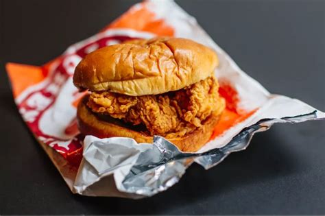 Popeyes Brings Viral Chicken Sandwich To S'pore, 300 People Can Get It For $0 At Bugis