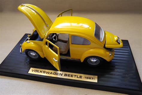 Road Tough 1967 Volkswagen Beetle 1:18 Scale Yellow Diecast Model - Vinty