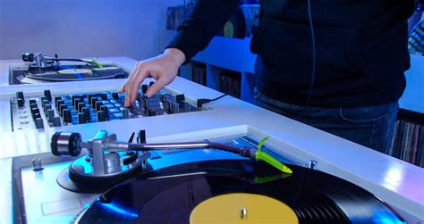 7 Reasons DJs Still Use Vinyl & Turntables Today - Digital DJ Tips