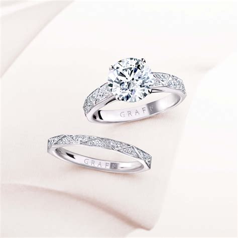 Laurence Graff Signature Round Diamond Pavé Engagement Ring | Graff