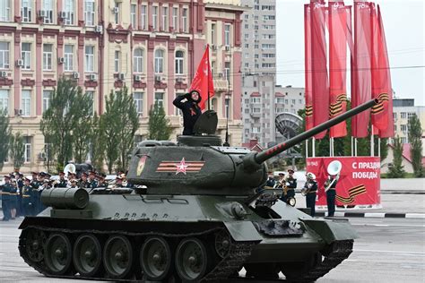 Putin's Victory Day Parade flops as just single tank drives down Red Square in embarrassing ...