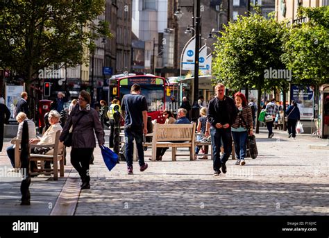 Dundee, Tayside, Scotland, UK, August 28th 2015. Weather: The start of ...