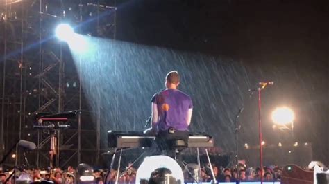 Concert in the Rain... Coldplay Taipei - YouTube