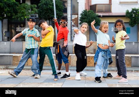 Kids posing during outdoor dance class Stock Photo - Alamy