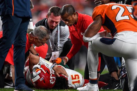 Chiefs' Patrick Mahomes leaves game with knee injury