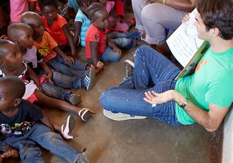 Roger Federer estuvo en Sudáfrica el martes 19/02/13 en una visita a ...