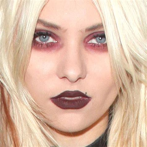 Taylor Momsen Makeup: Brown Eyeshadow, Red Eyeshadow & Wine Lipstick ...