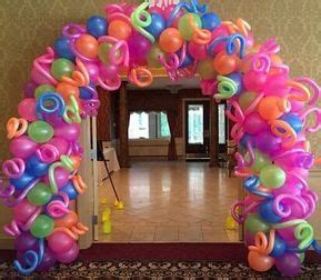 Arco de bexiga com cores fortes e balão palito Foto de Beach Party Balloons #arcodebexiga #festa ...