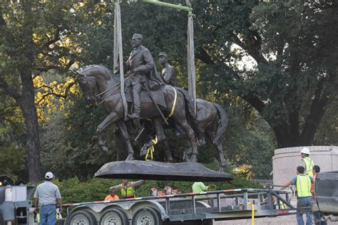 Robert E. Lee statue removed from Dallas park