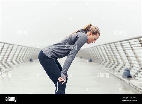 Hands on knees hi-res stock photography and images - Alamy