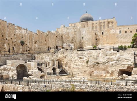 Ancient walls of the old city in Jerusalem Stock Photo - Alamy