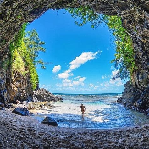 Hidden beauty in Kauai - Hawaii 🍃🌺🌺🍃 Picture by @ChadKoga Happy Sunday all 😘😘😘 | Vacation spots ...