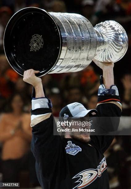 667 Teemu Selanne Stanley Cup Photos & High Res Pictures - Getty Images