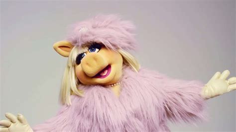 VIDEO - Miss Piggy and The Muppets prepare for Fashion Week with hilarious photo shoot ...