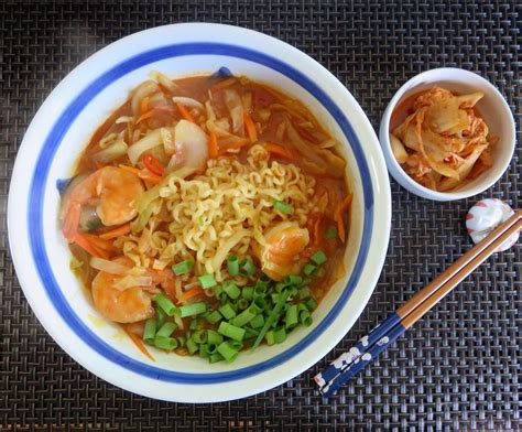 Jampong Ramen. 홍짬뽕라면. 밥하기 싫을땐 하면이지유~ * 물 반정도 더 넣고 고추장 작은술로 하나 듬뿍 얇게썬 양배추랑 양파, 채썬 당근, 새우 몇개 넣고 ...