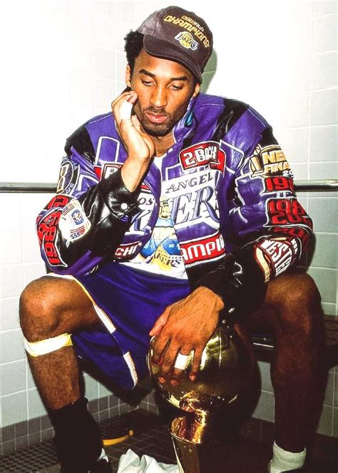 The Heart-Breaking Reason Behind the Iconic Kobe Bryant Photo After the 2001 NBA Finals