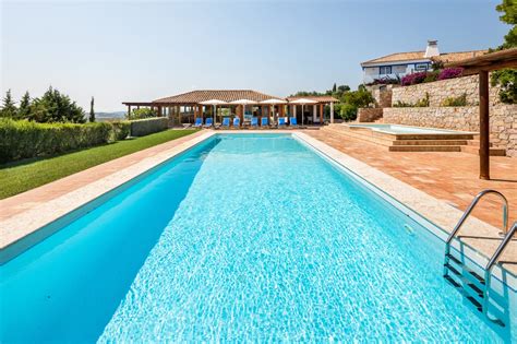 Villas With Large Swimming Pools - Vintage Travel