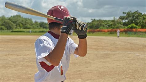 Watch: The optical illusion that makes it so hard to hit a curveball - Vox