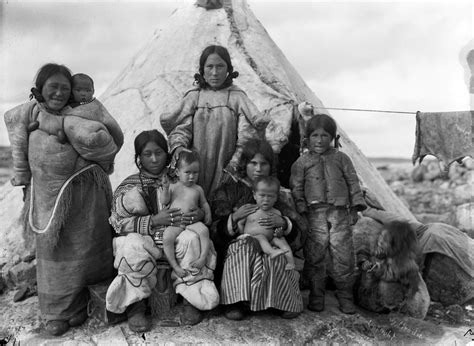 Rare Vintage Photographs of the Inuit People in Canada's Frozen North ...