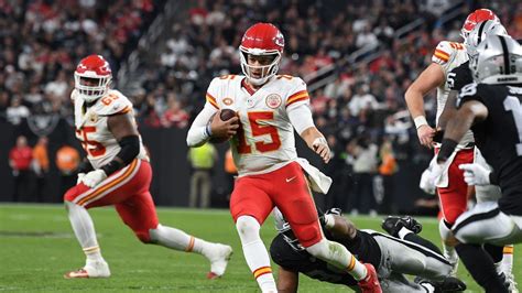 Mahomes, Chiefs limit mistakes as offense purrs - ESPN