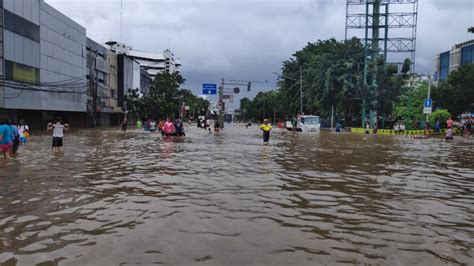 Major flood paralyzes Jakarta, forces thousands to evacuate - City ...