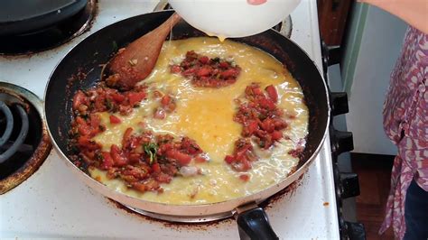 HUEVOS CON CHORIZO A LA MEXICANA - YouTube