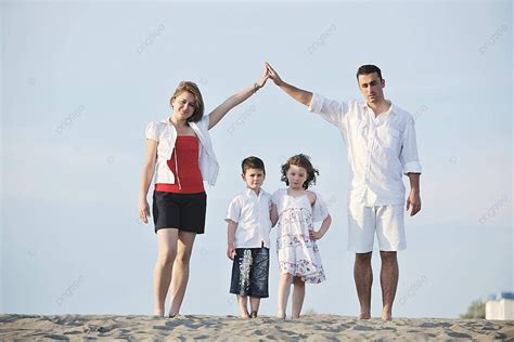 Keluarga Di Pantai Menunjukkan Tanda Rumah Tanda Ibu Menyenangkan Foto Latar belakang Dan Gambar ...