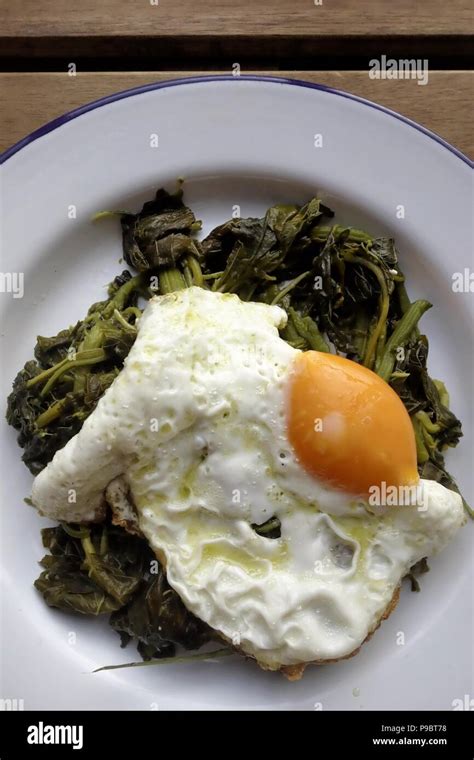 Fried egg with spinach Stock Photo - Alamy