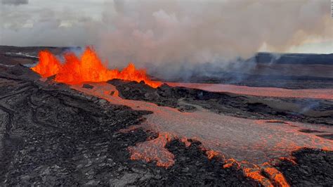 Mauna Loa presents 2 new lava flows. Look at the impressive aerial ...