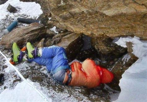 12 Disturbing Stories Of Dead Bodies Left To Decompose On Top Of Mount Everest - University ...