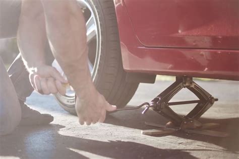 This Safe Car Jack Is a Better Way to Change Your Tire